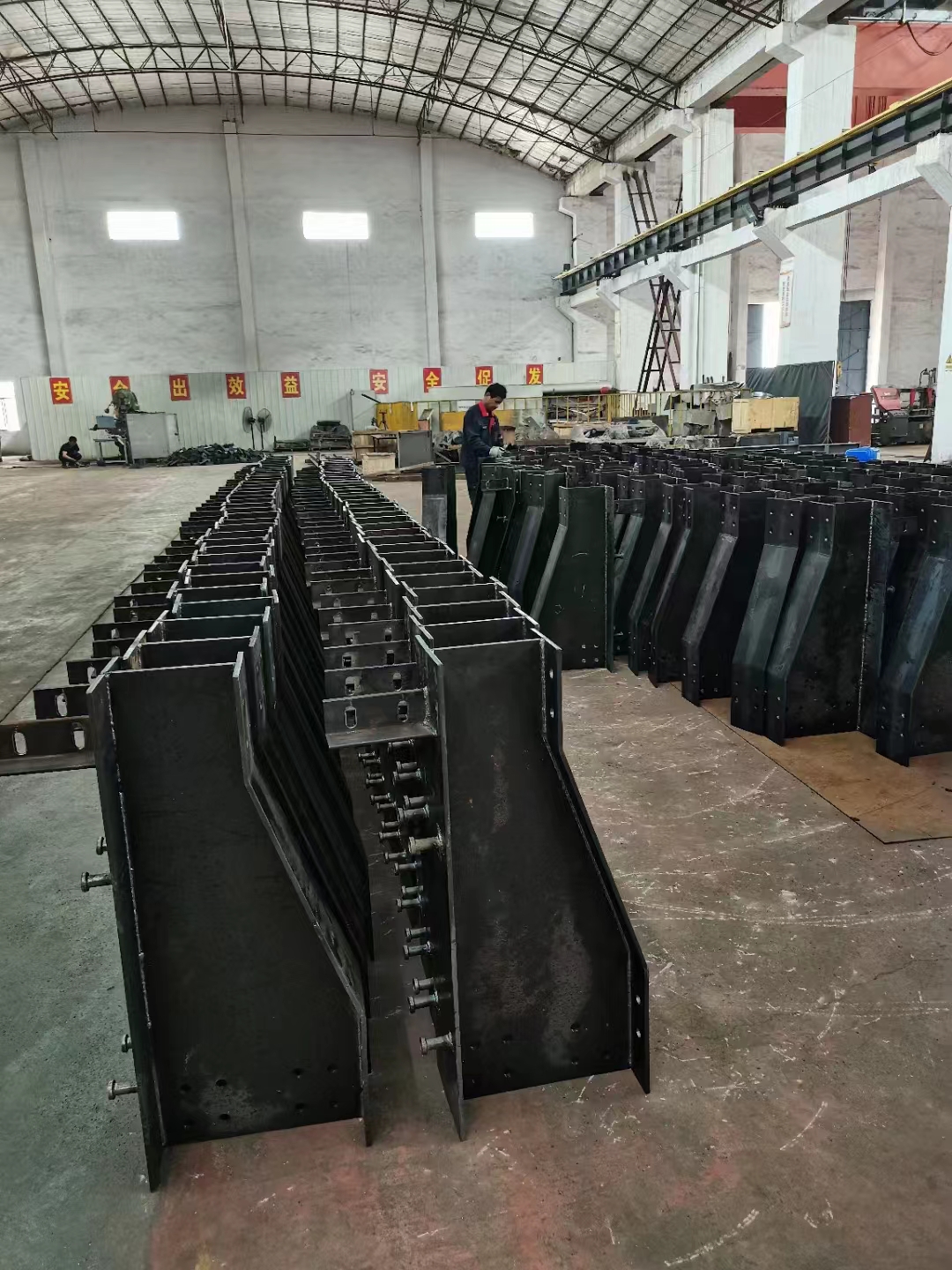 鋼橫梁釆用高強度低合金鋼材焊接成型的人行道鋼結構替代傳統的三角形鋼支架，有效增大了人行道鋼結構的受力承載面積，顯著提高了整個結構的承載能力。適用范圍：時速為160～200Km/h的各類、鐵路橋梁的簡支T梁人行道。